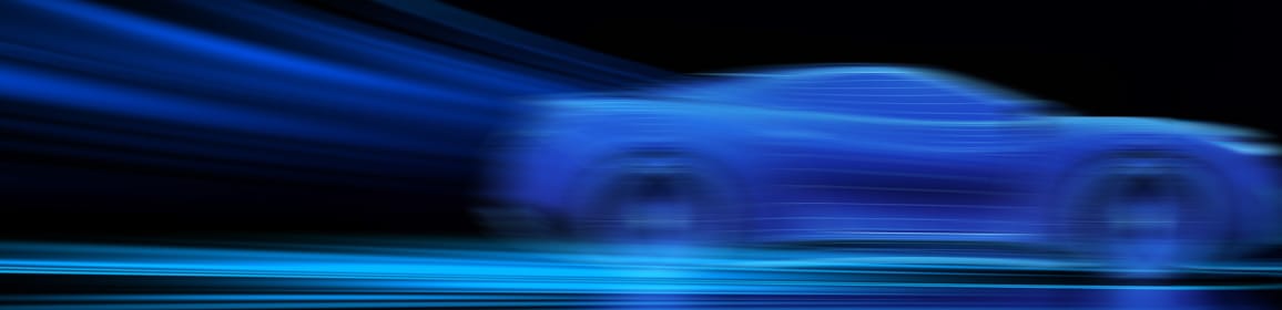 一张汽车行驶中的模糊图像，蓝色条纹如流光飞逝，上面写着：“加速未来旅行创新”。