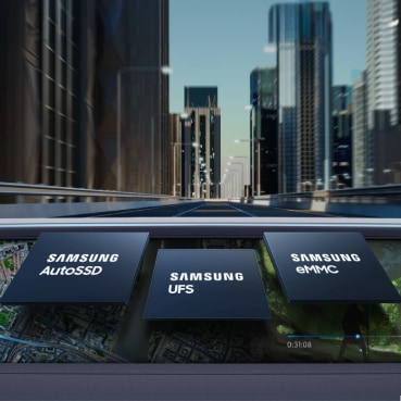 三星的可拆卸式AutoSSD、UFS和eMMC产品显示在带有道路背景的透明仪表板上。