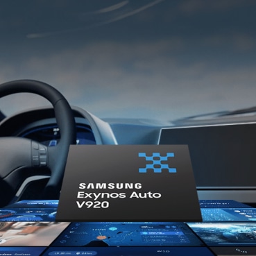 三星Exynos Auto V920处理器放置在数字电路板上，背景是汽车的方向盘和仪表板。