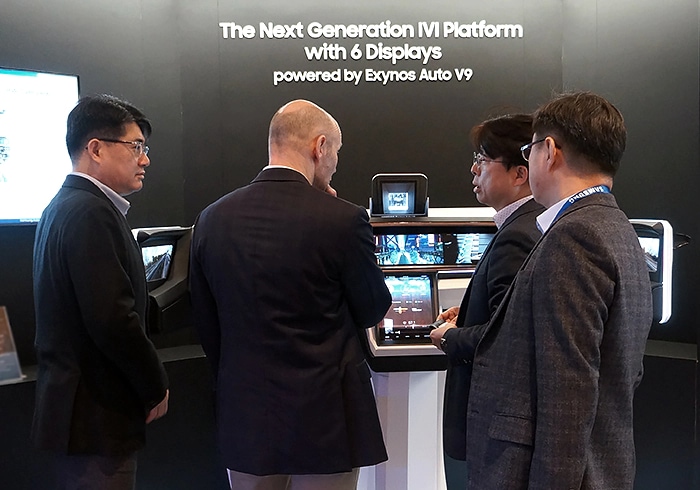 一位三星营销专员向来宾介绍了由 Exynos Auto V9 支持的带有 6 个显示器的下一代信息娱乐系统平台。