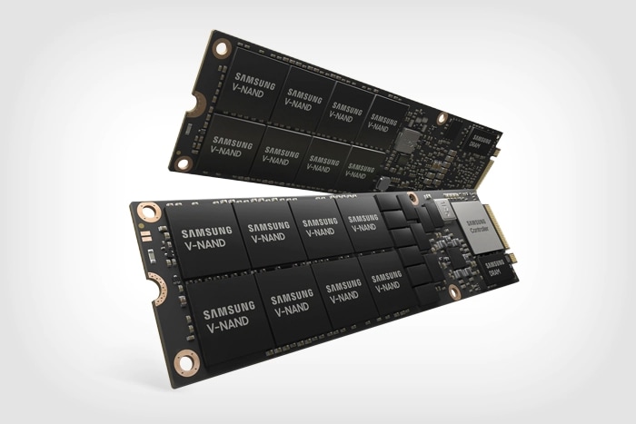 NF1”外形尺寸的 8TB SSD 各个角度的视图
