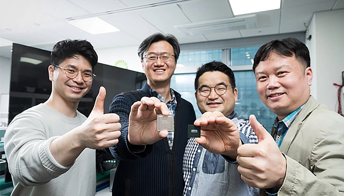 (左起）在公司 8K 电视中制造集成电路的三星开发人员——Sangdeok Kim、Hansoo Seong、Junghyun Lim 和 Yongjoo Song