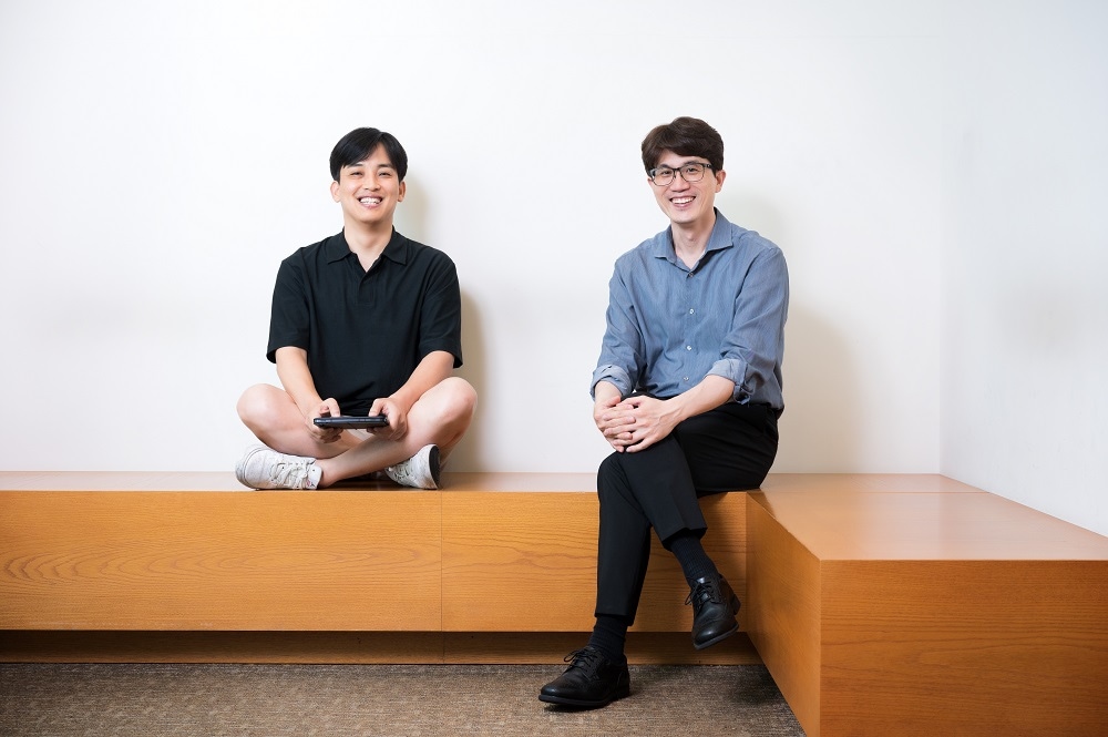 セルラーモデムの開発力向上に努めるモデム開発チームのLee氏(右)と製造物責任者 Huiwon Je氏(左)。