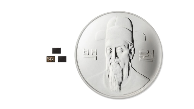 하드웨어 보안칩 ‘S3K250AF'의 크기를 동전 백원과 비교하는 이미지입니다. 