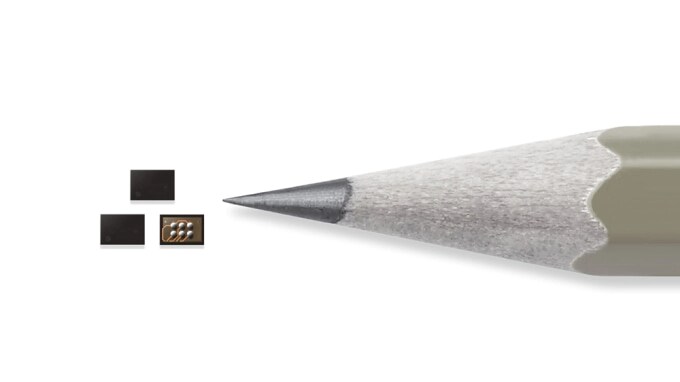 하드웨어 보안칩 ‘S3K250AF'의 크기를 연필과 비교하는 이미지입니다. 