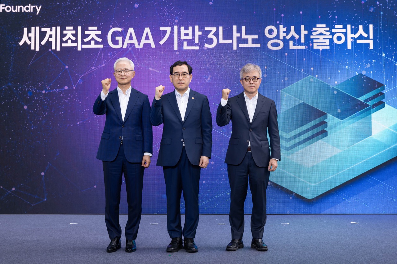 左から、サムスン電子のキョン・ゲヒョン代表取締役、韓国産業通商資源部のイ・チャンヤン長官、サムスン電子ファウンドリー事業部のチェ・シヨン社長