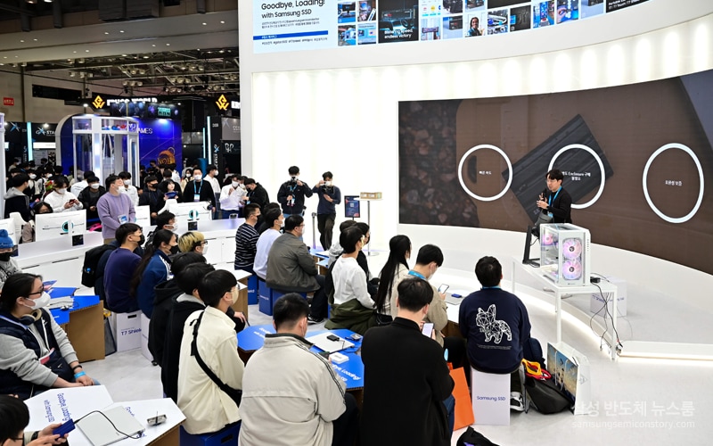 Audiences attending lectures in the G-STAR 2022 Samsung Electronics Semiconductor Brand Hall Class & Event Zone held in BEXCO, Busan, Korea