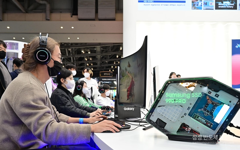 A man playing a PC game with a Samsung SSD 990 built-in PC at the Samsung Electronics Semiconductor Brand Hall Game Play Zone in G-STAR 2022 held in BEXCO, Busan, Korea