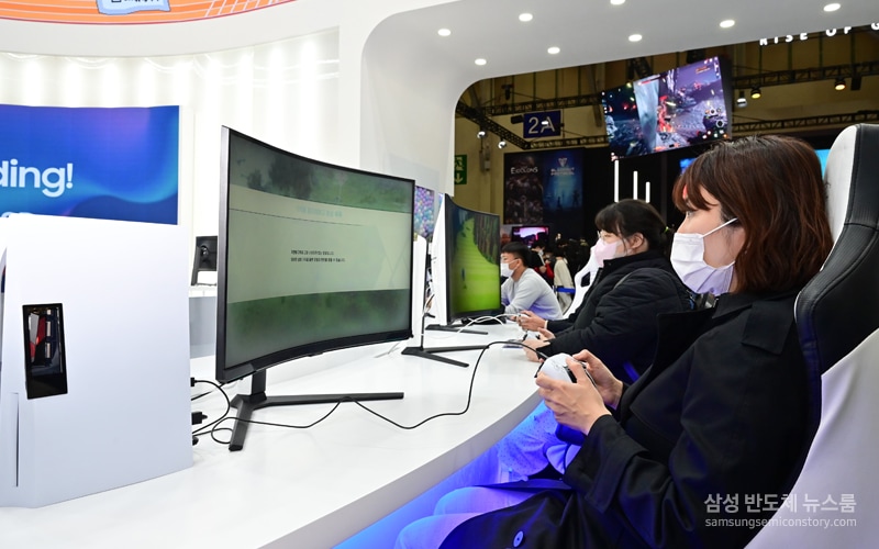 A woman playing a console game with a Samsung SSD 990 Pro built-in console at the Samsung Electronics Semiconductor Brand Hall Game Play Zone in G-STAR 2022 held in BEXCO, Busan, Korea