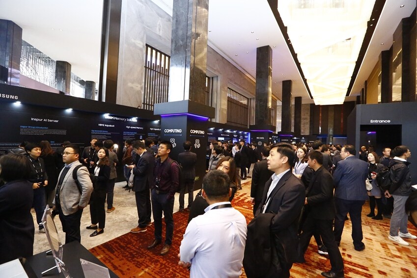 15일 중국 베이징 누오호텔에서 개최된 삼성 미래기술포럼을 찾은 참석자들이 삼성전자의 AI 솔루션을 살펴보고 있다.