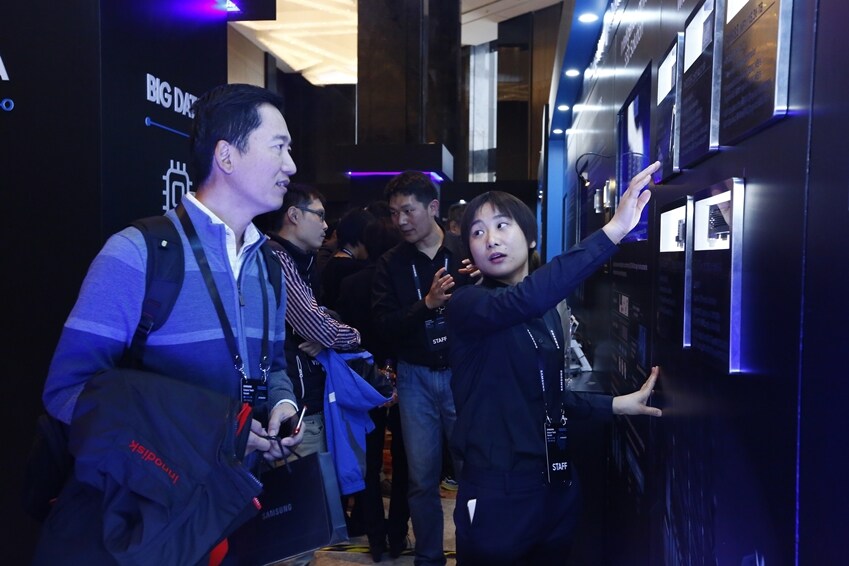 15일 중국 베이징 누오호텔에서 개최된 삼성 미래기술포럼을 찾은 참석자들이 삼성전자의 AI 솔루션을 설명을 듣고 있는 모습입니다. 