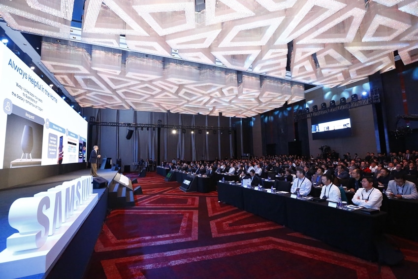 15일 중국 베이징 누오호텔에서 개최된 삼성 미래기술포럼에서 참석자들이 삼성전자 SRA 래리 헥 박사의 기조 연설을 듣고 있다.