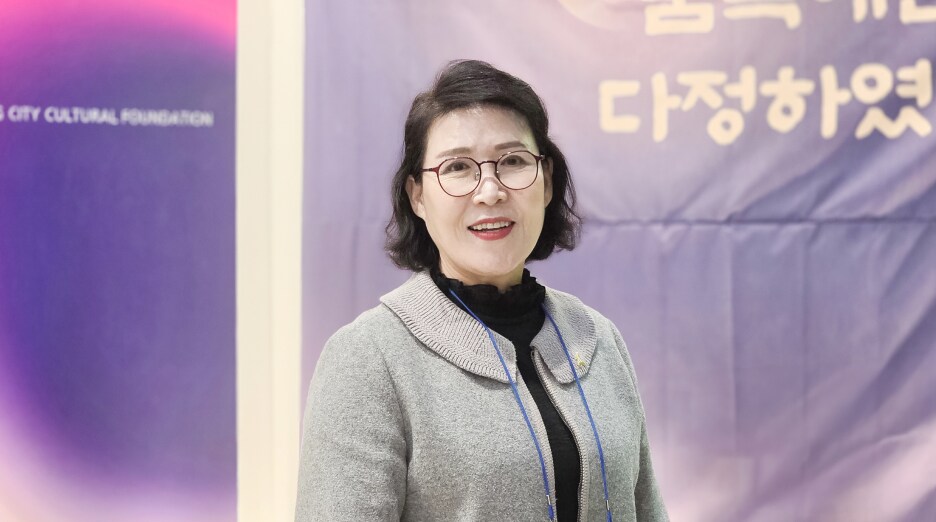 삼성전자 공감&소통 콘서트 행사장에서 공연 포스터 앞에 선 참가자가 인터뷰에 응하는 모습