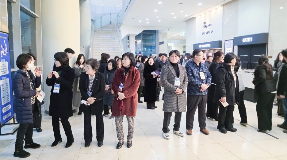 삼성전자 공감&소통 콘서트 행사 로비에서 참가자들이 줄을 서서 주민들을 맞이하는 모습