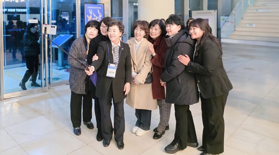 삼성전자 공감&소통 콘서트 행사장에서 참가자들이 로비에서 함께 기념사진을 촬영하는 모습