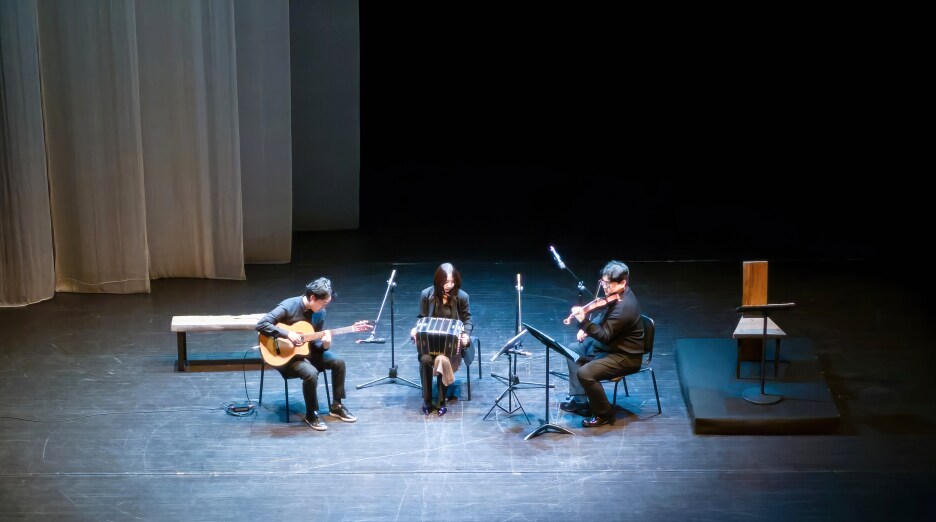 삼성전자 공감&소통 콘서트 무대에서 라 파시온의 연주자가 앙상블 공연을 펼치는 모습