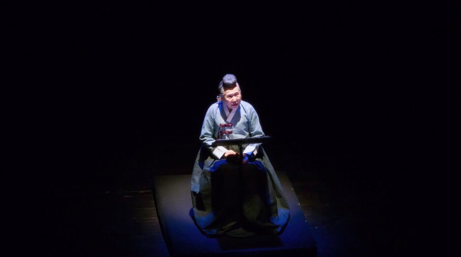 삼성전자 공감&소통 콘서트 무대에서 전통 의상을 입은 연기자가 조명 아래 낭독 퍼포먼스를 펼치는 모습