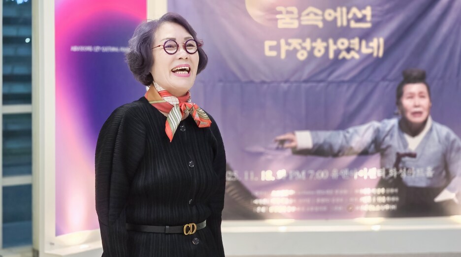 삼성전자 공감&소통 콘서트 행사장에서 공연 포스터 앞에 선 참가자가 밝은 표정으로 인터뷰하는 모습