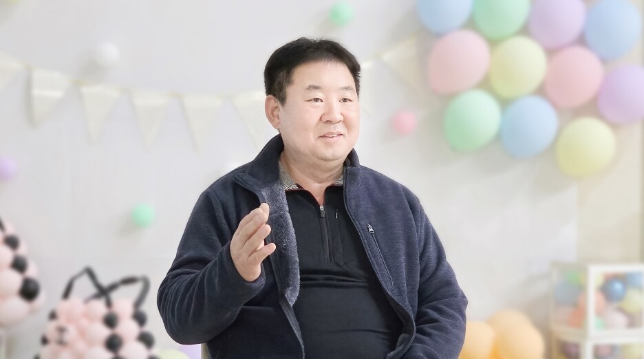 삼성전자 공감&소통 콘서트 인터뷰 공간에서 풍선 장식 배경 앞에 앉아 이야기를 전하는 참가자 모습