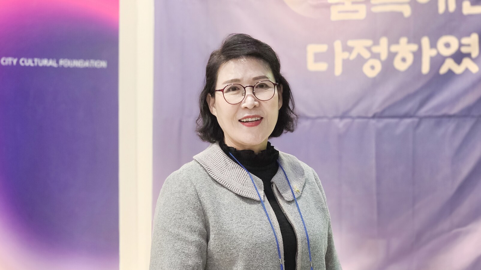 삼성전자 공감&소통 콘서트 행사장에서 공연 포스터 앞에 선 참가자가 인터뷰에 응하는 모습