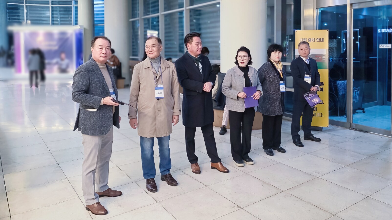 삼성전자 공감&소통 콘서트 행사장에서 참가자들이 로비에 모여 행사 안내를 기다리는 모습