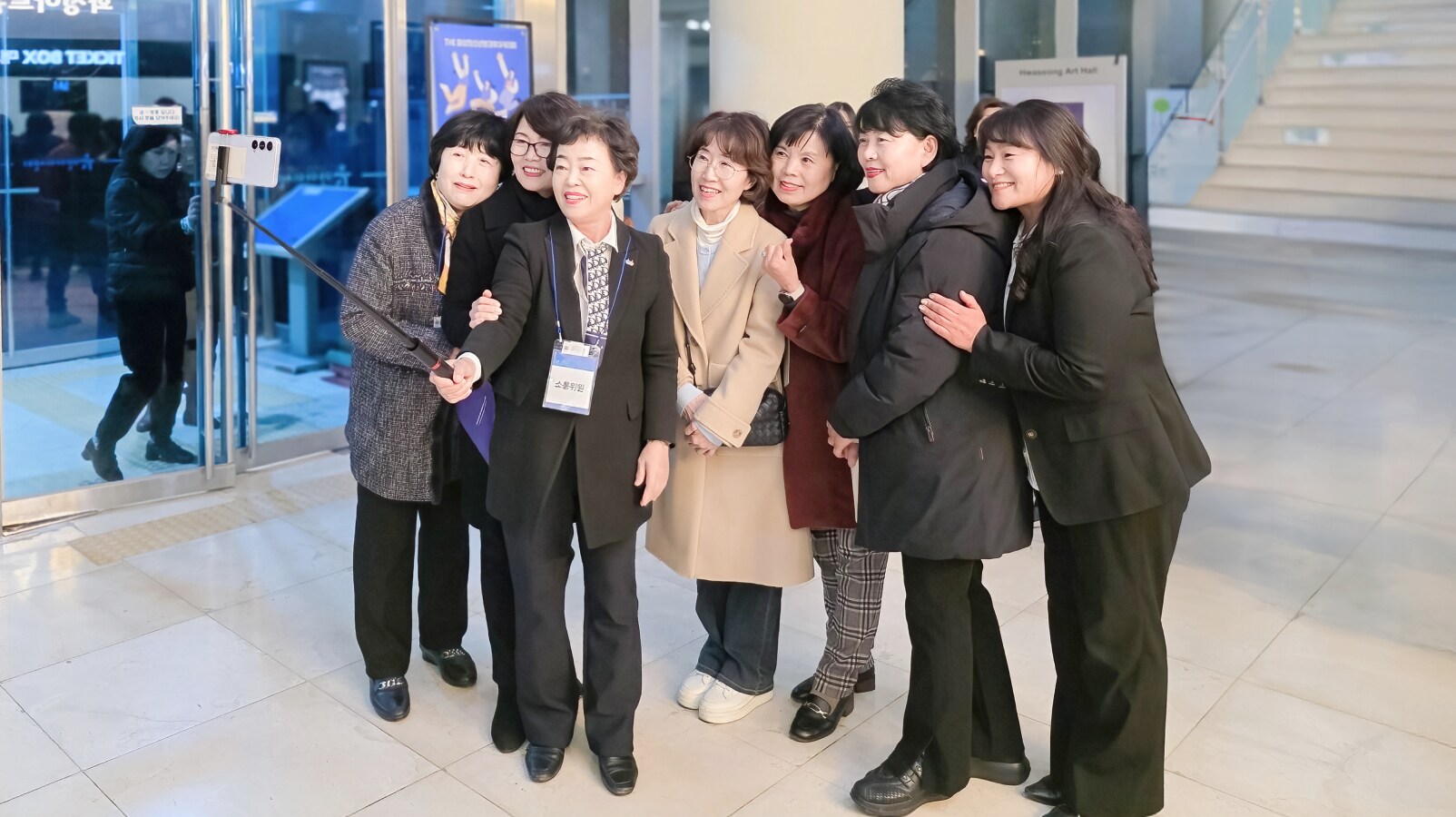 삼성전자 공감&소통 콘서트 행사장에서 참가자들이 로비에서 함께 기념사진을 촬영하는 모습