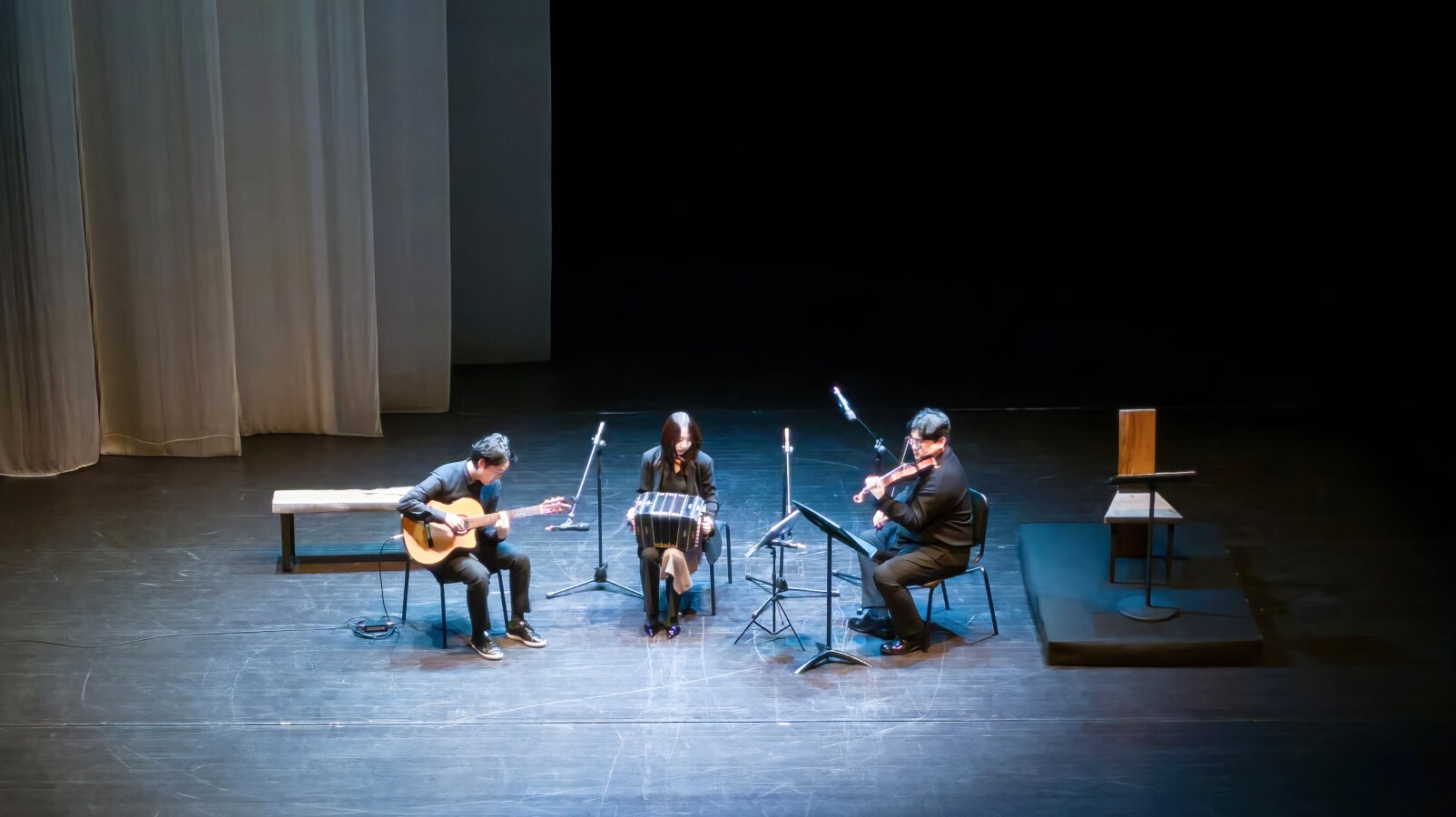 삼성전자 공감&소통 콘서트 무대에서 라 파시온의 연주자가 앙상블 공연을 펼치는 모습