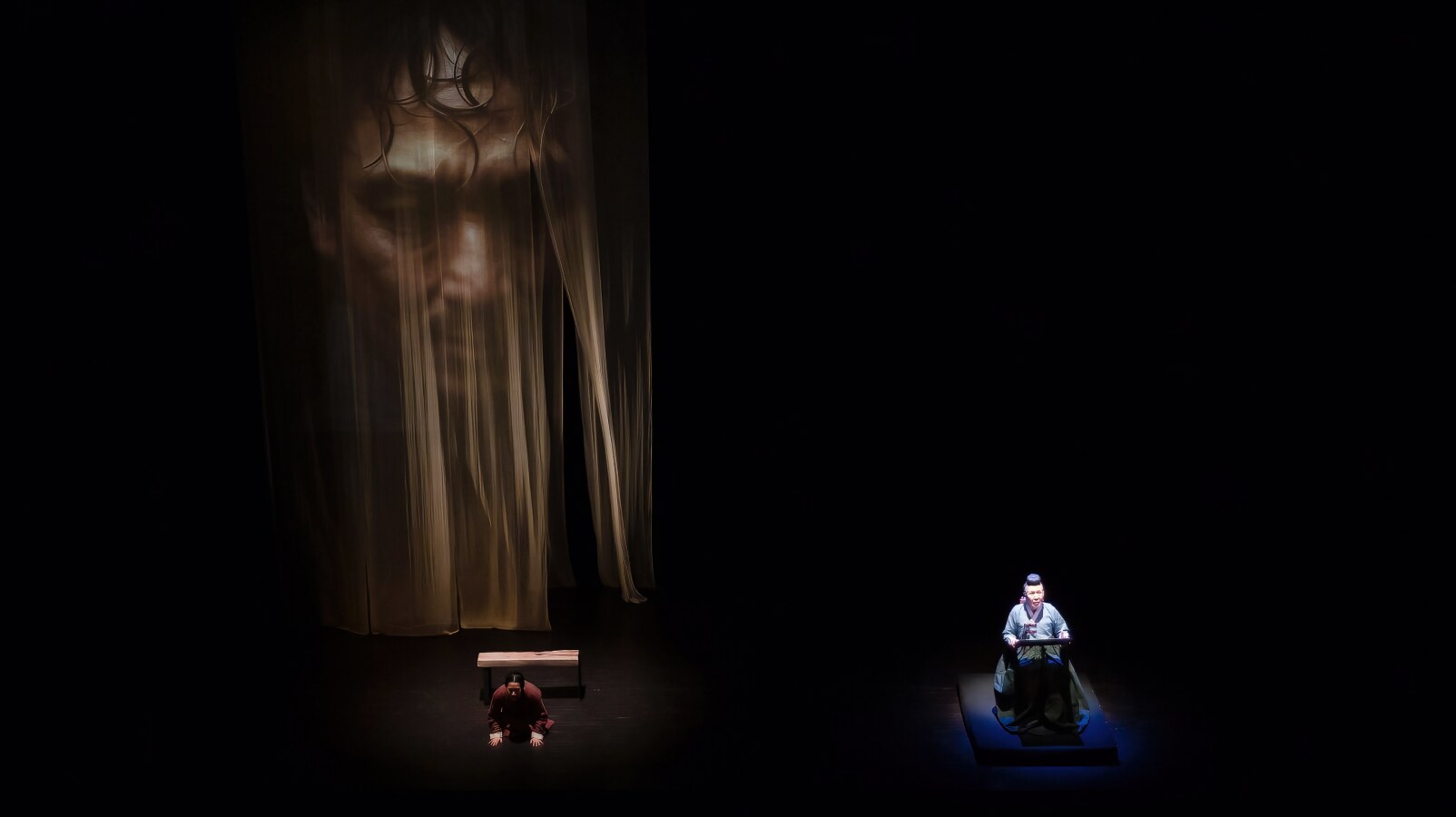 삼성전자 공감&소통 콘서트 무대에서 전통극 연출로 조명과 영상이 어우러진 퍼포먼스를 펼치는 장면