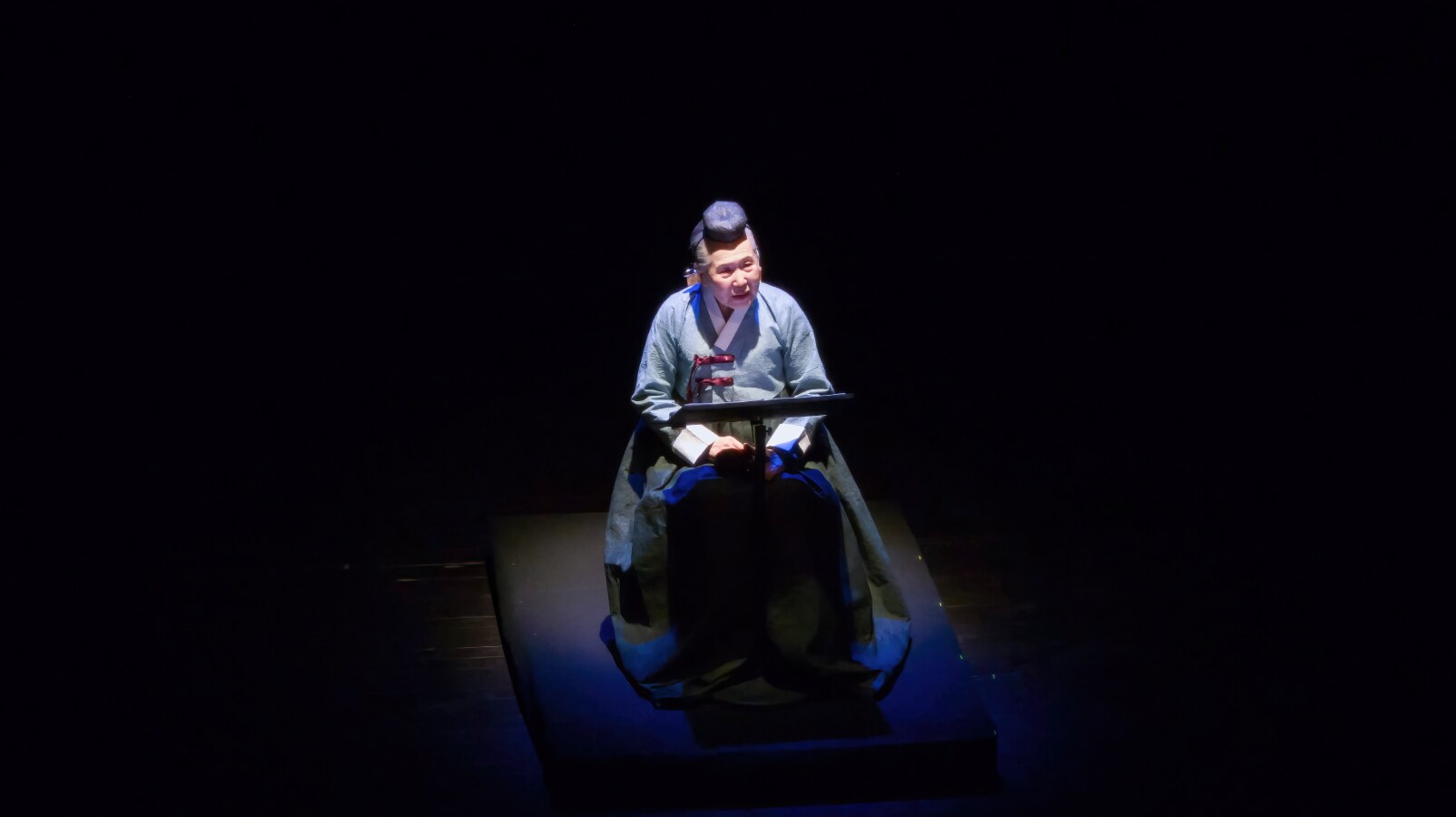 삼성전자 공감&소통 콘서트 무대에서 전통 의상을 입은 연기자가 조명 아래 낭독 퍼포먼스를 펼치는 모습