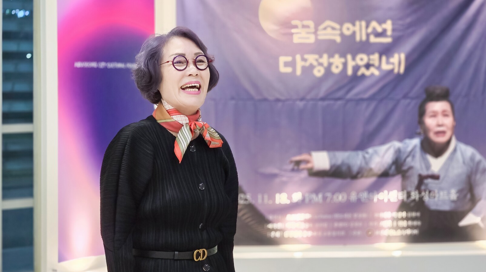 삼성전자 공감&소통 콘서트 행사장에서 공연 포스터 앞에 선 참가자가 밝은 표정으로 인터뷰하는 모습