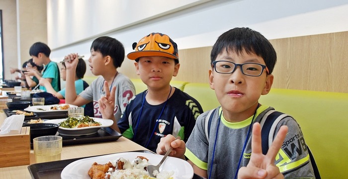 삼성 나노시티에 위치한 식당에서 점심을 먹고있는 학생들의 모습입니다.