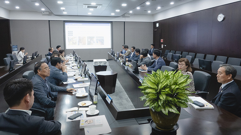 삼성전자∙화성 소통협의회 정기회의에 참석한 이승옥 위원의 모습
