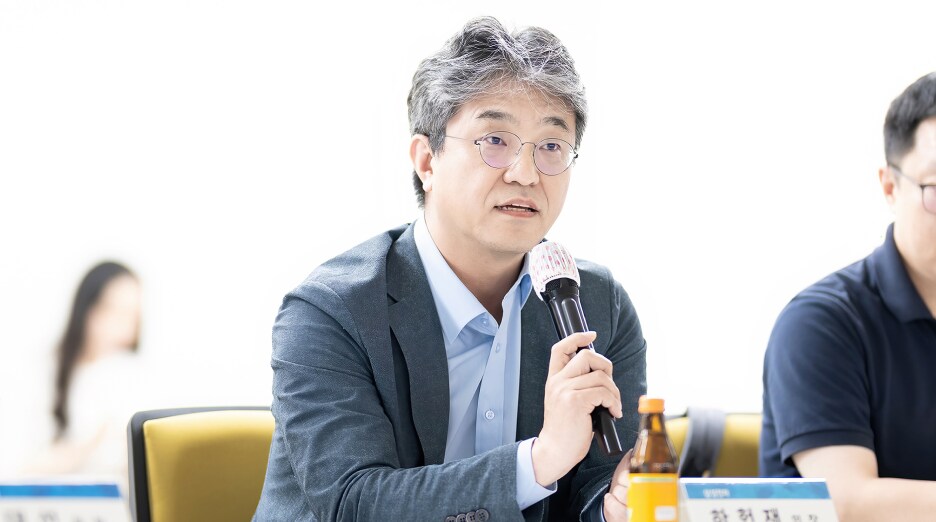 인사말을 전하는 하헌재 의장의 모습 