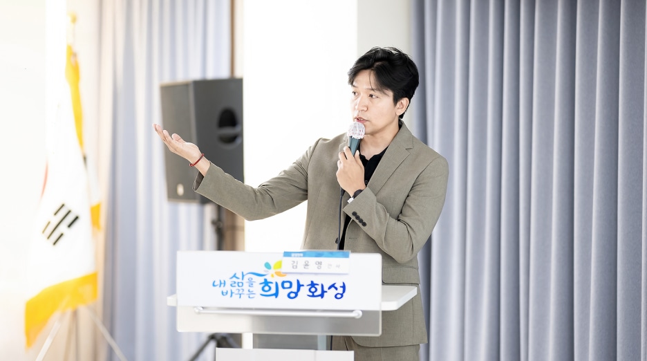 사이로 둘레길에 대해 소개하는 모습