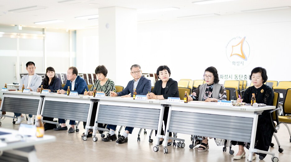 경청하는 7기 화성 소통협의회 위원들의 모습
