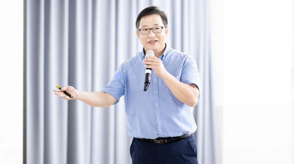 사회공헌 활동에 대해 설명하는 최실근 위원