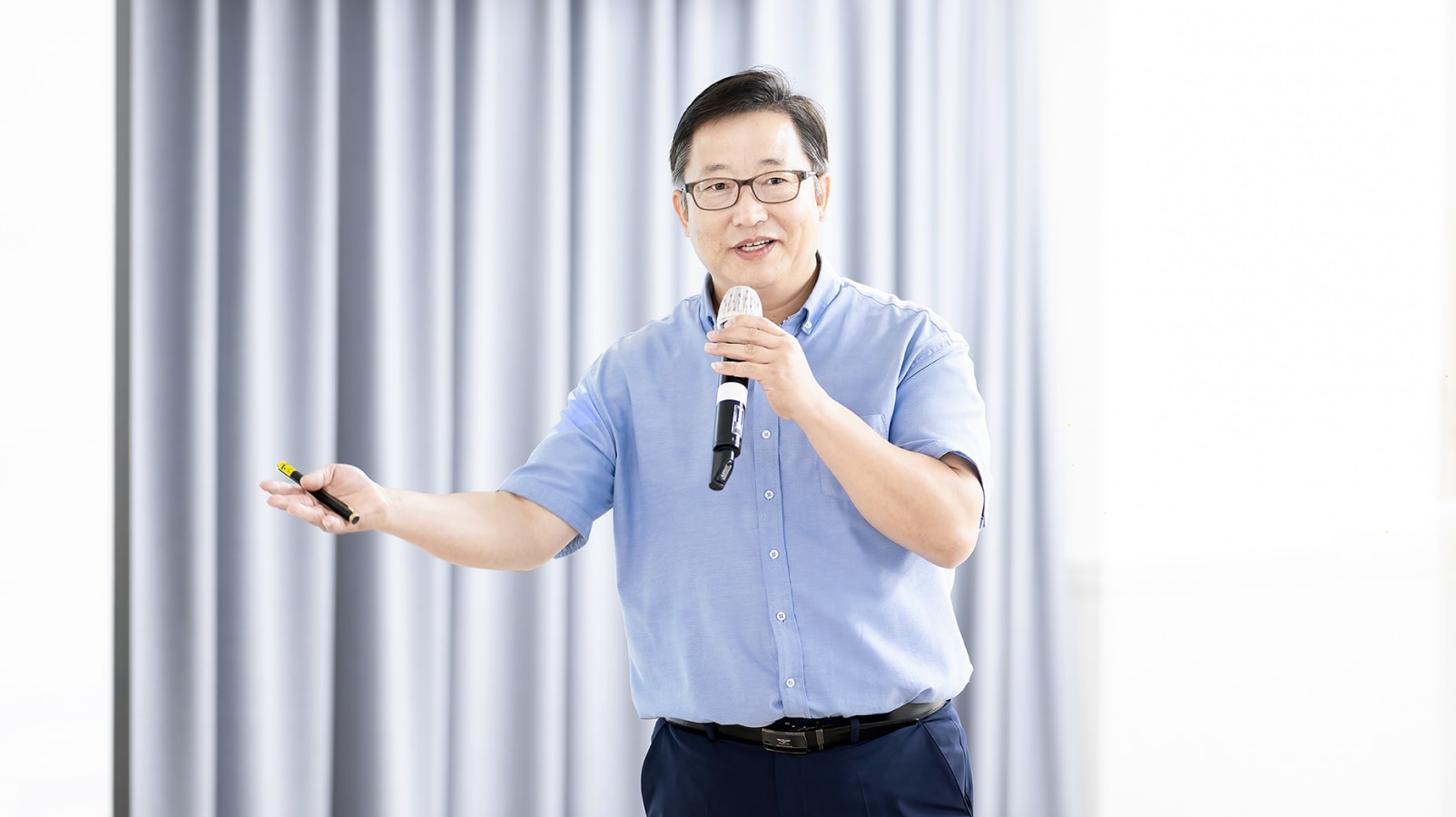 사회공헌 활동에 대해 설명하는 최실근 위원