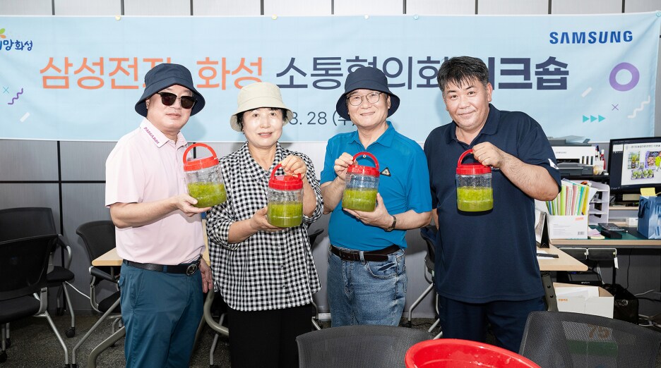 포도 와인 만들기 체험에 참여한 위원들과 이완용 대표(왼쪽)의 모습
