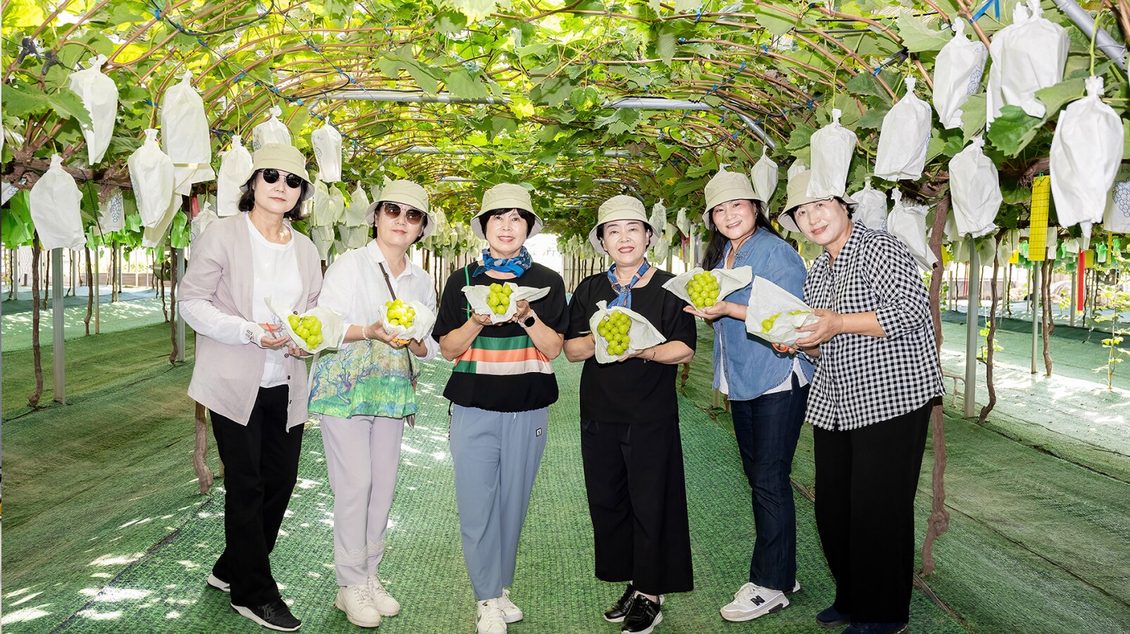 직접 수확한 포도를 들고 있는 화성 소통협의회 위원들
