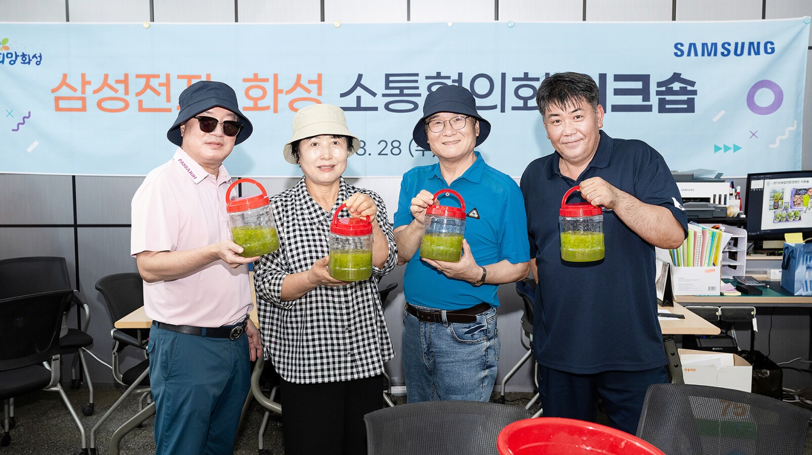 포도 와인 만들기 체험에 참여한 위원들과 이완용 대표(왼쪽)의 모습
