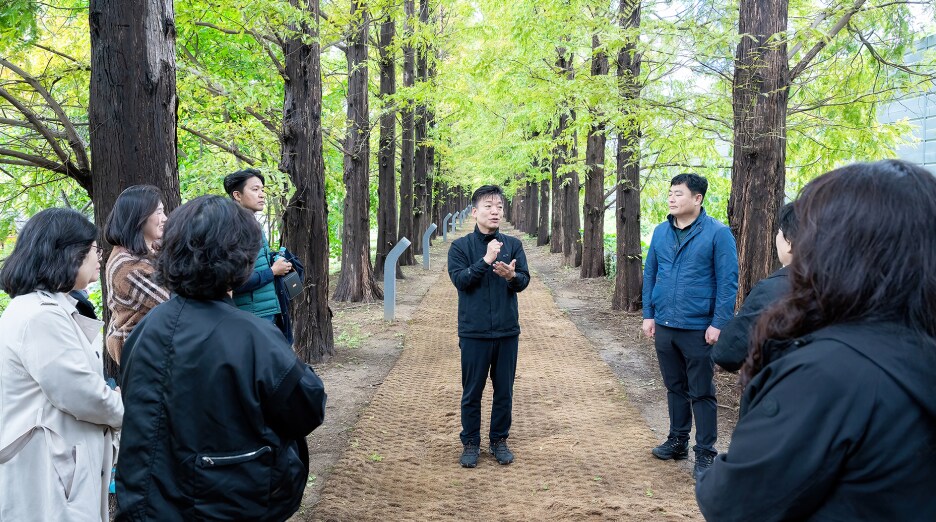 사이로의 의미에 대한 설명을 경청하는 화성 소통협의회 위원들
