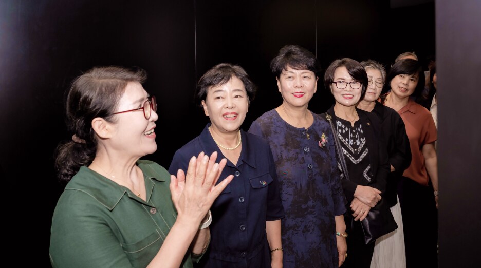 세미콘 스퀘어에서 반도체 생산 공정 설명을 듣는 위원들, 유리창 너머 클린룸을 바라보며 미소 짓고 설명에 집중하는 모습