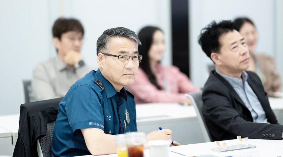발언을 듣고 있는 고덕지구대 대장 송동하 위원