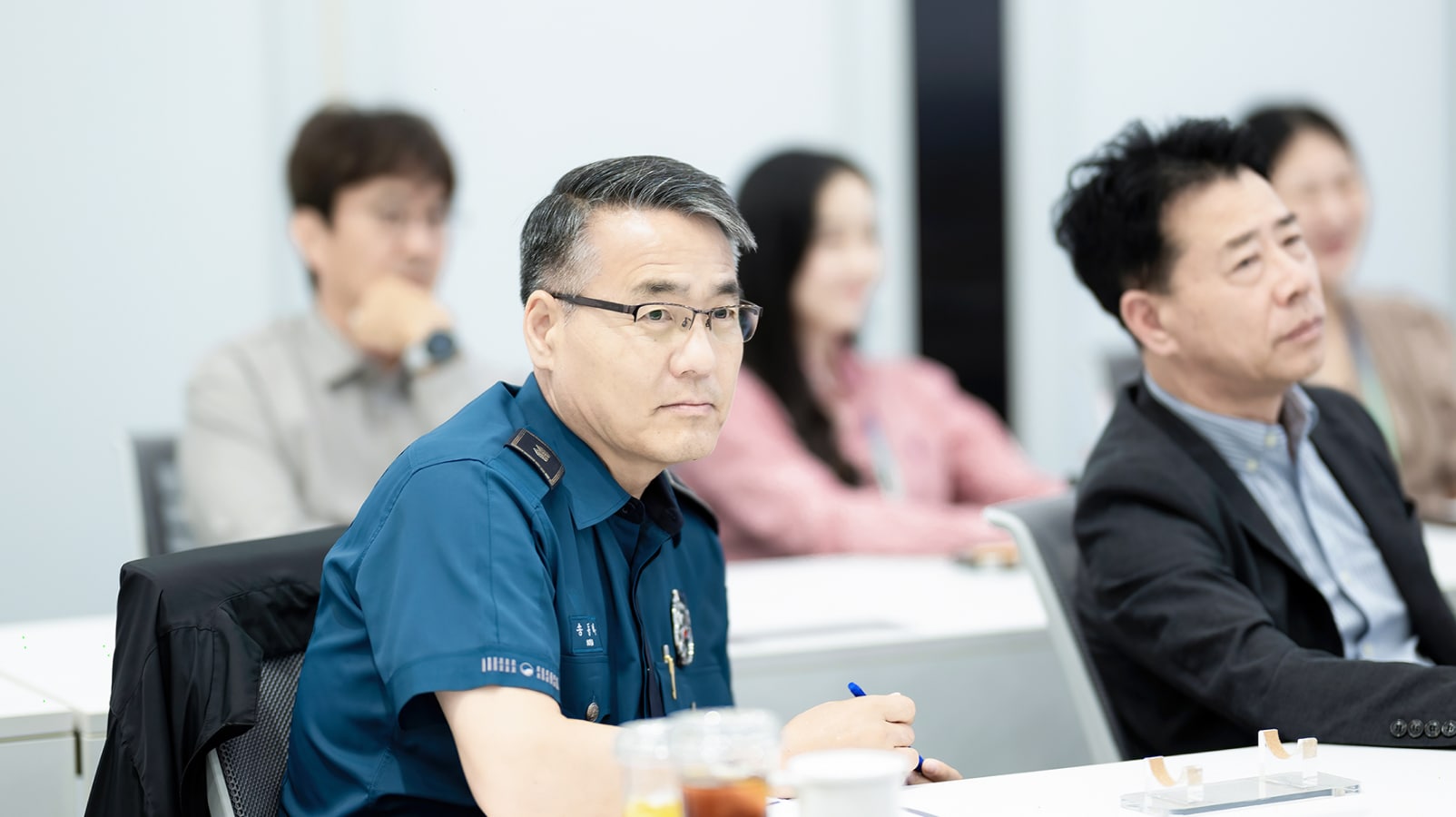 발언을 듣고 있는 고덕지구대 대장 송동하 위원