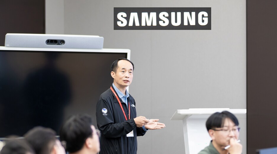 화학물질 안전관리 현황을 설명하는 한중기 위원
