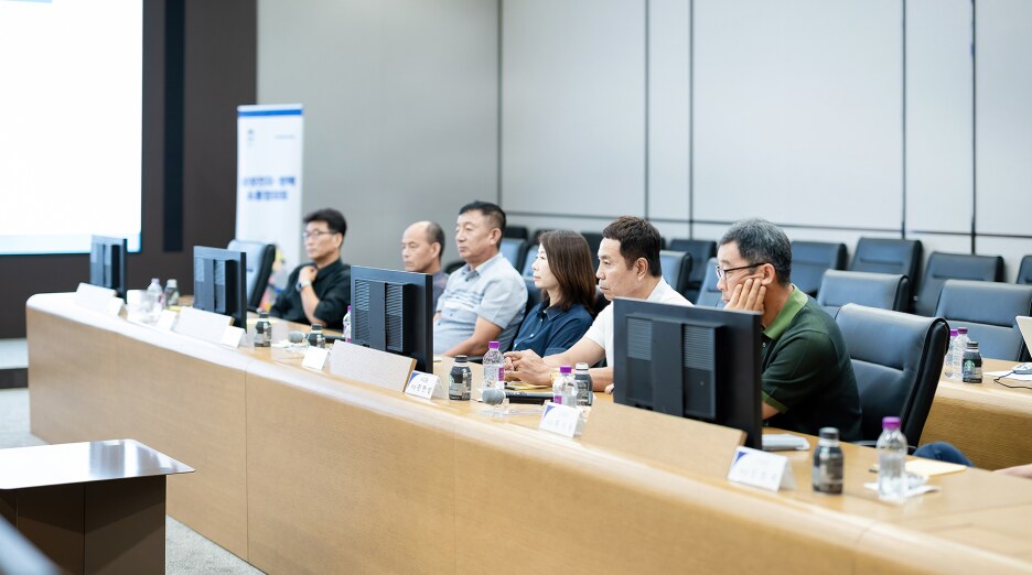경청하는 평택 소통협의회 위원들의 모습