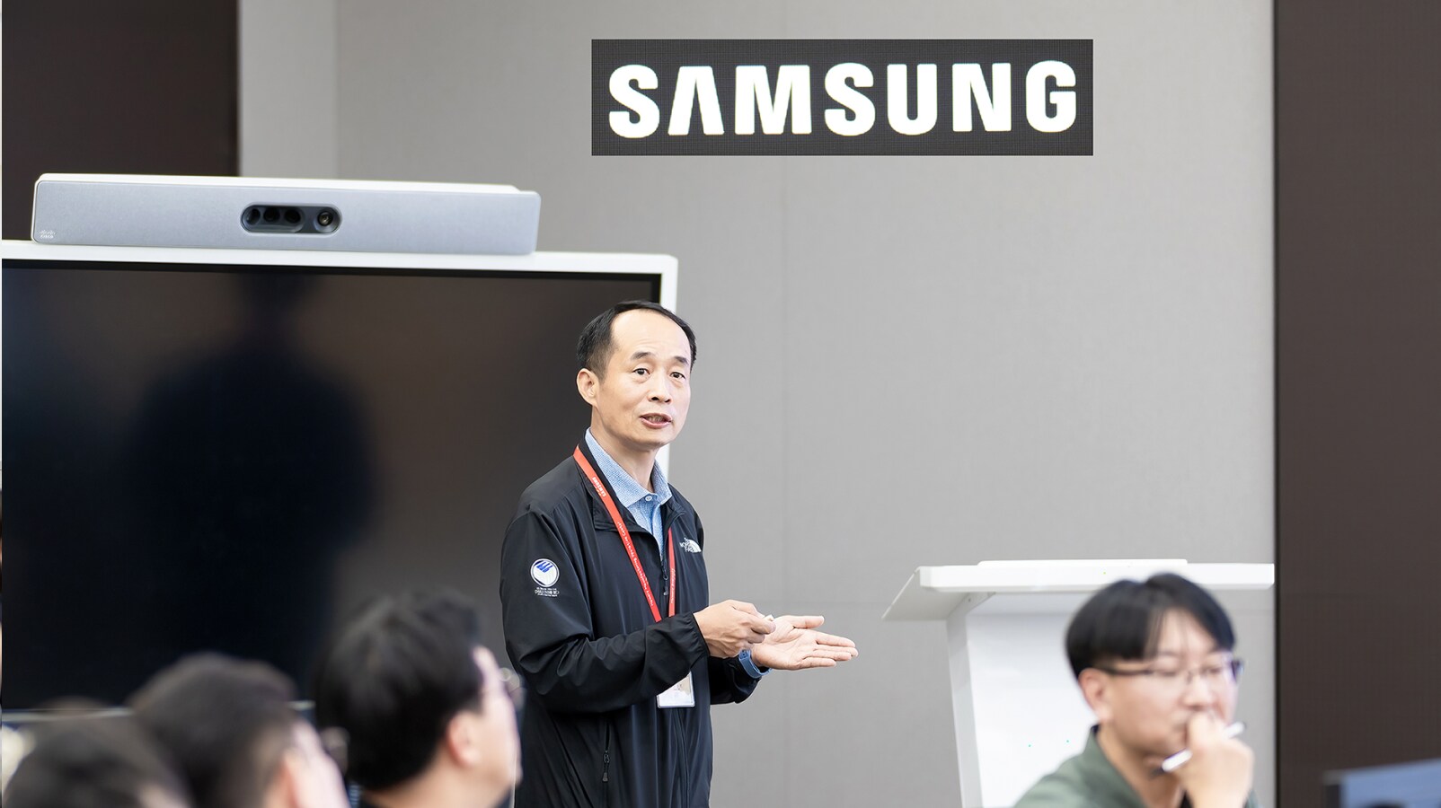 화학물질 안전관리 현황을 설명하는 한중기 위원
