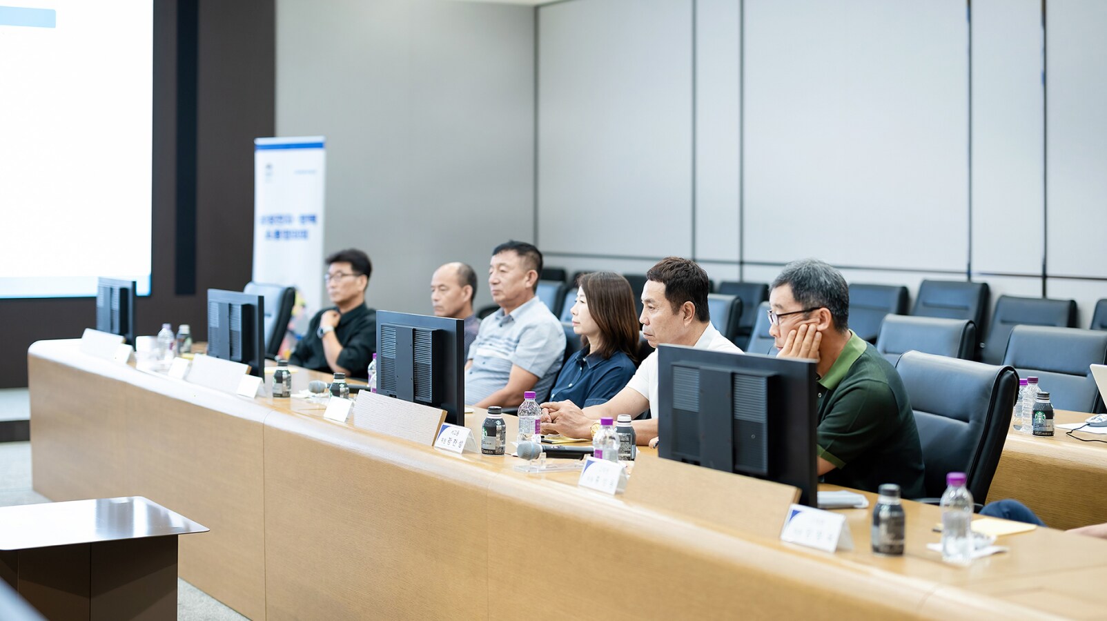 경청하는 평택 소통협의회 위원들의 모습
