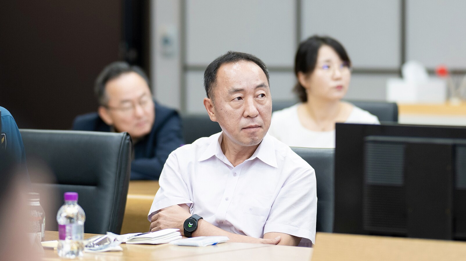발언을 듣고 있는 평택시청 자치행정협치과 자치행정팀장 김민수 위원