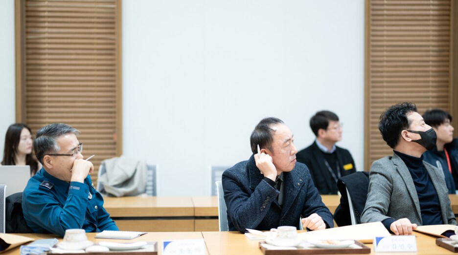 환경안전 관리 현황 발표에 경청하는 위원들의 모습